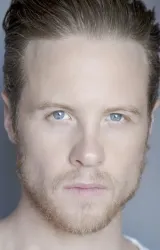 Эштон Холмс